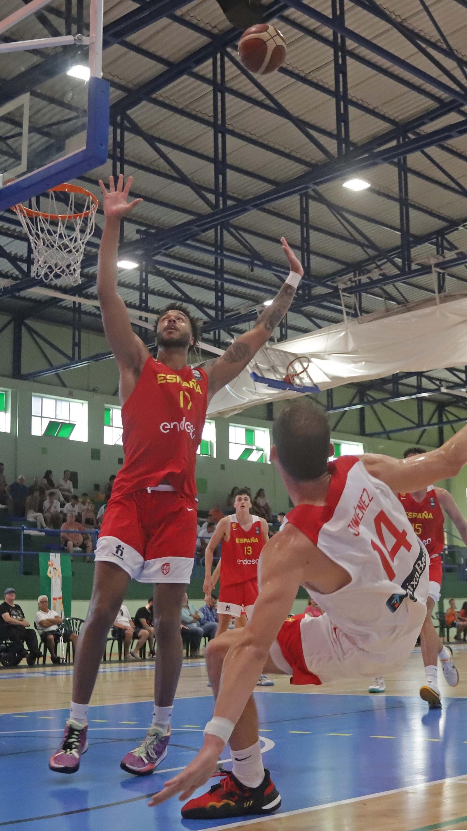 Fotos del segundo partido de baloncesto entre España sub-20 y España sub-22 en La Línea