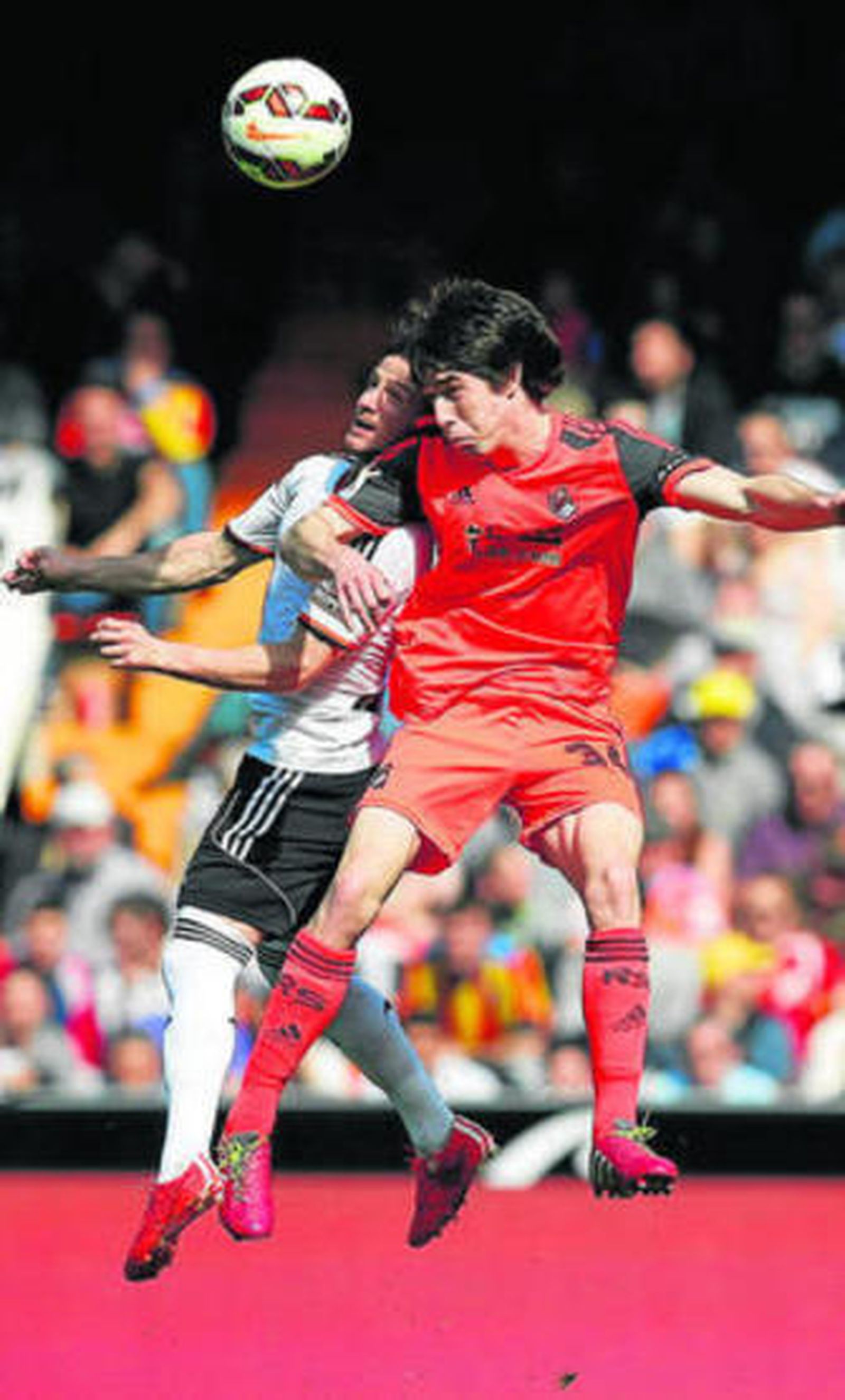 El bigoleador Piatti salta con el joven lateral Aritz.