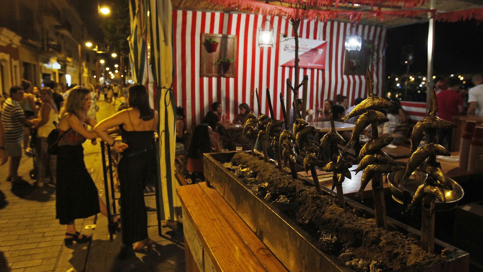 Espetos de sardinas, una de las tapas estrellas de la Velá de Santa Ana.