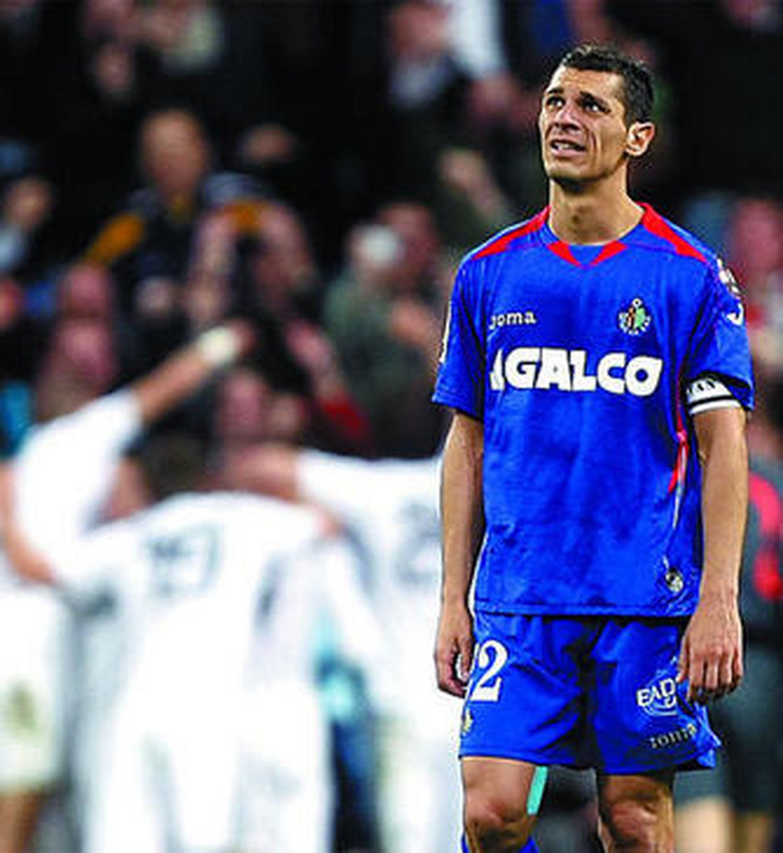 Los jugadores del Madrid celebran el 3-2. Casquero, cabizbajo.