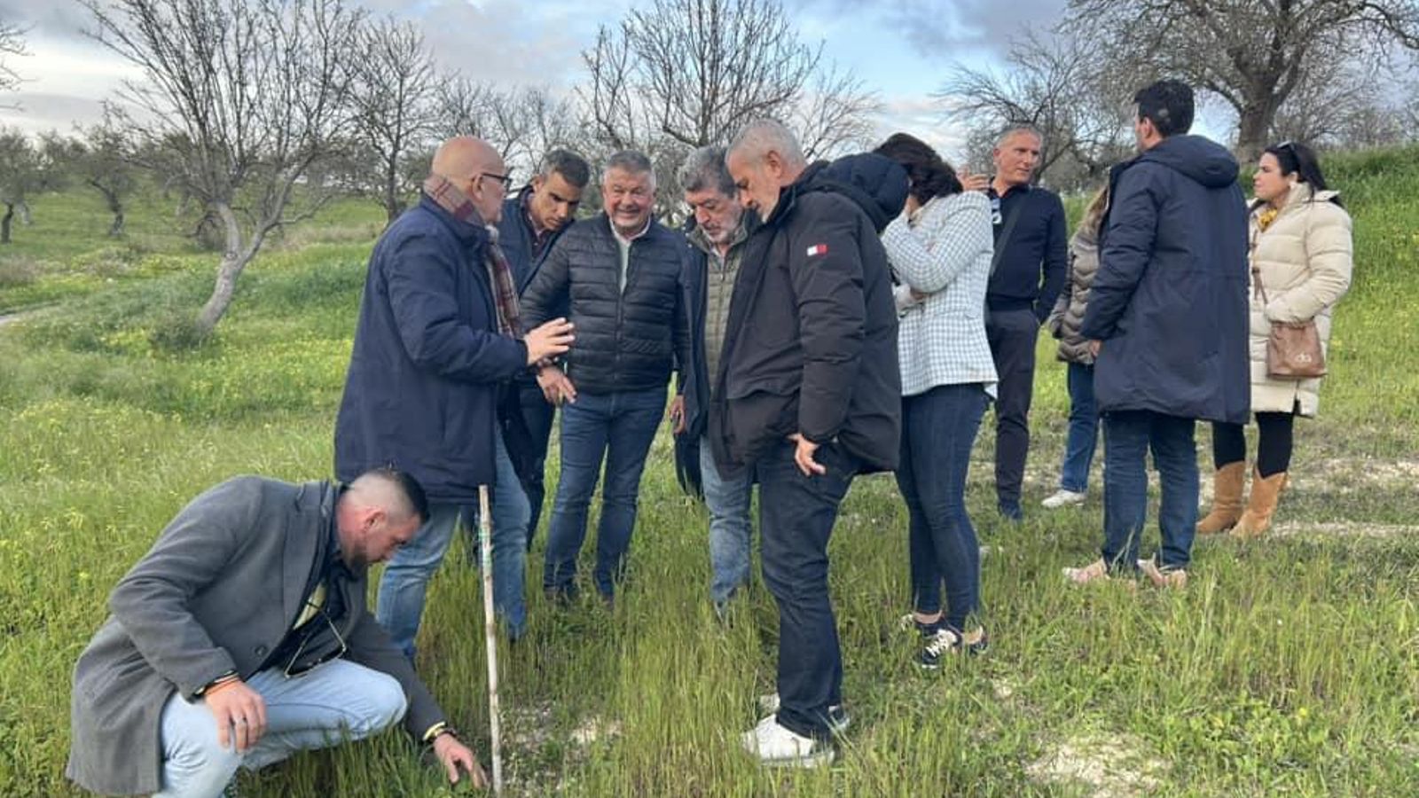 Los encargados del proyecto en un campo de almendros
