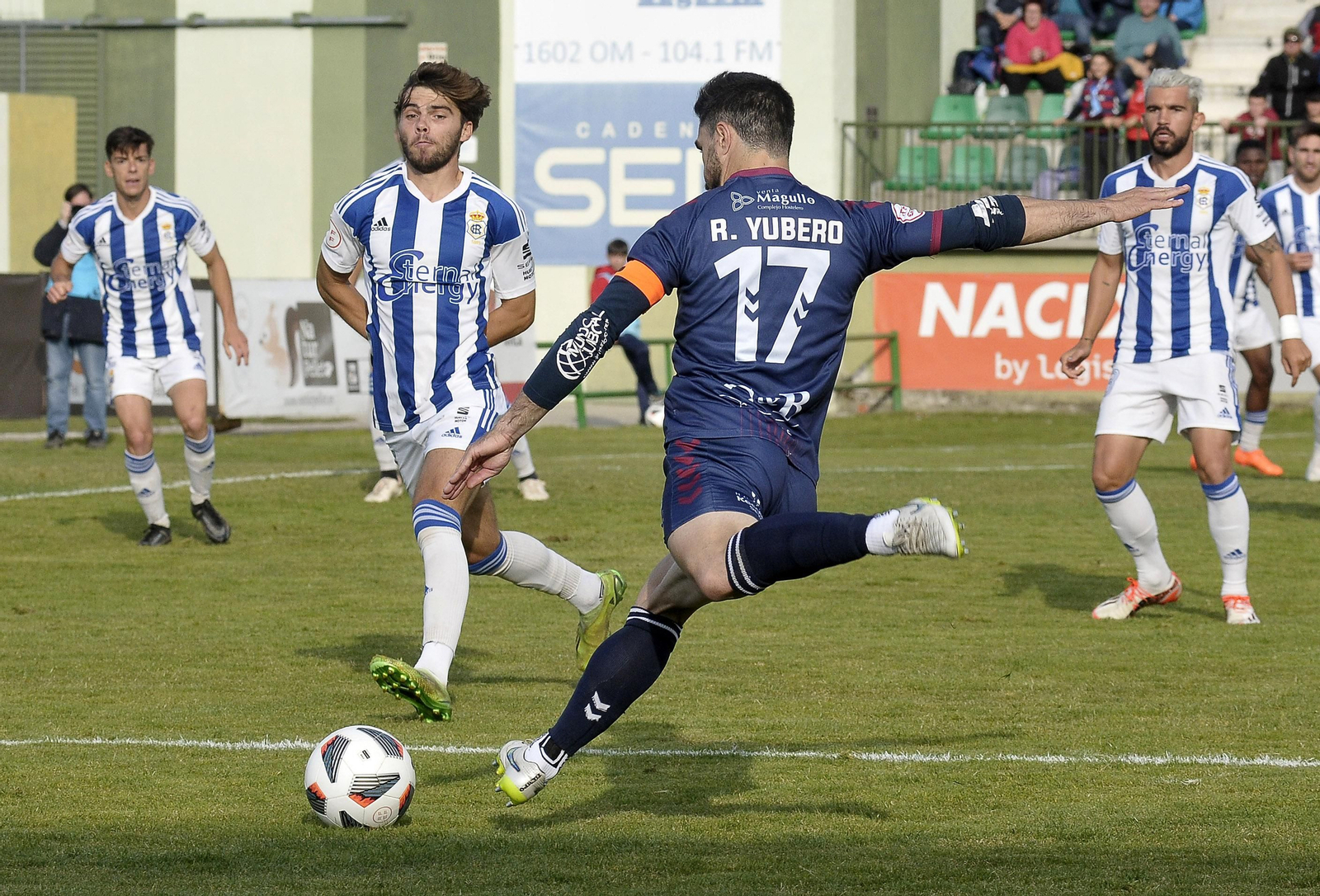 Imágenes del partido entre la Segoviana y el Recre en La Albuera