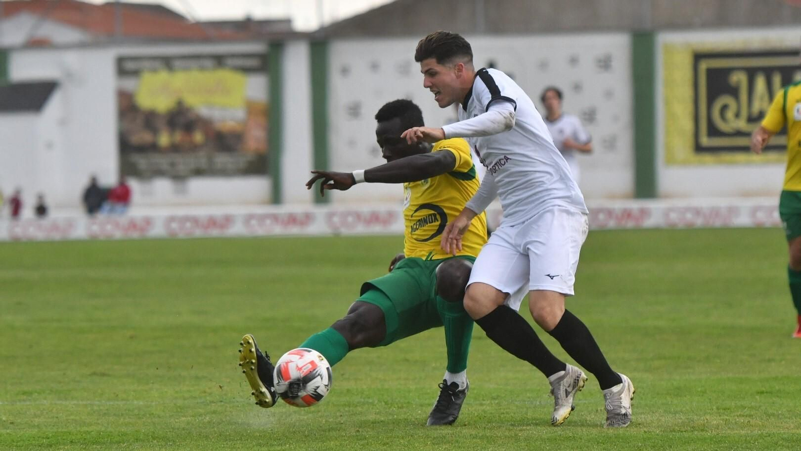 Seidou roba un balón ante el Pozoblano.