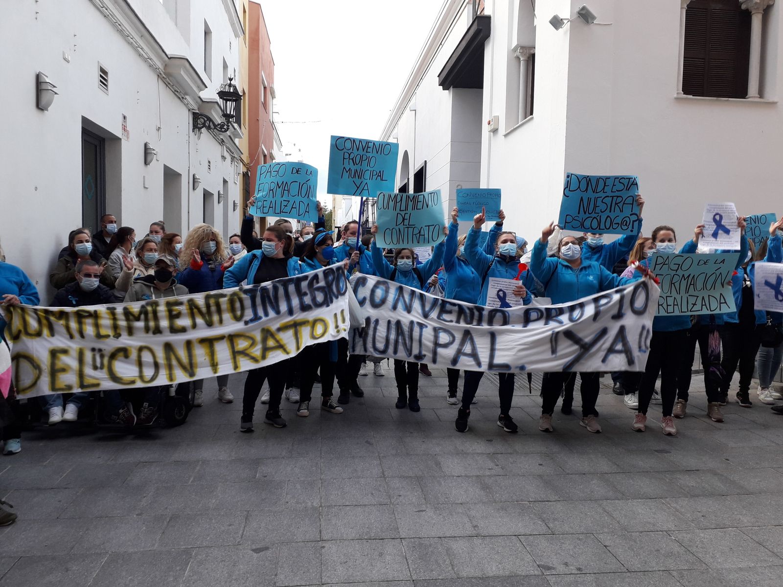 Protesta de auxiliares de ayuda a domicilio a las puertas del Ayuntamiento, en una imagen de archivo.