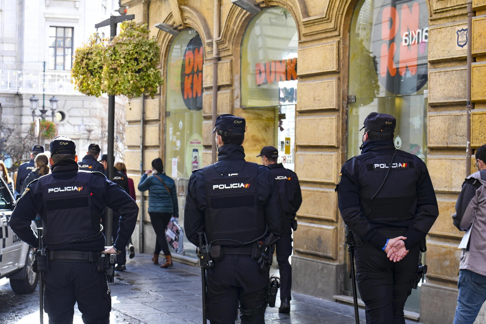 Varios agentes patrullan por el centro de la capital en una imagen de archivo.