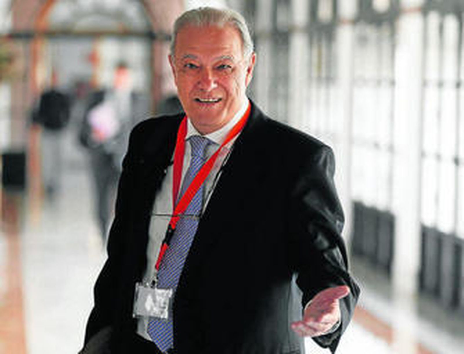 El ex consejero Ángel Ojeda, antes de comparecer en la comisión parlamentaria que investiga la formación.