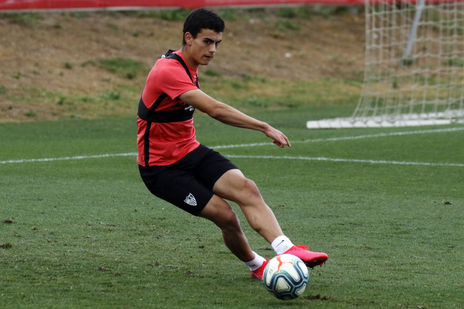 Pablo Pérez, en un entrenamiento en la ciudad deportiva del Sevilla.