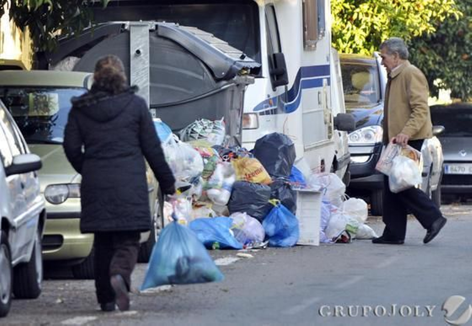 Basura acumulada en las calles en el quinto día de huelga de Lipasam.

Foto: Manuel Gomez