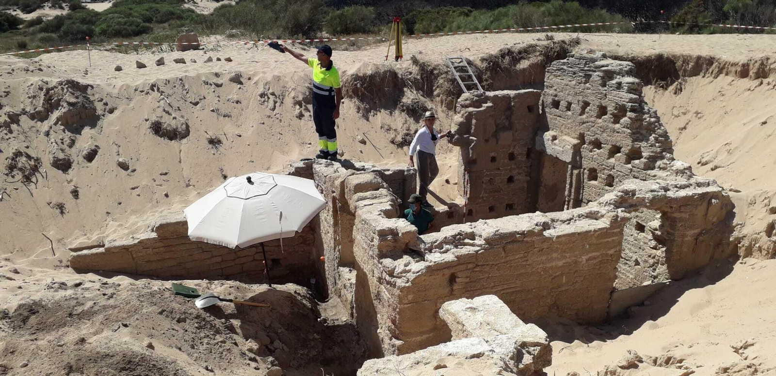 Excavación de las termas romanas en los Caños de Meca