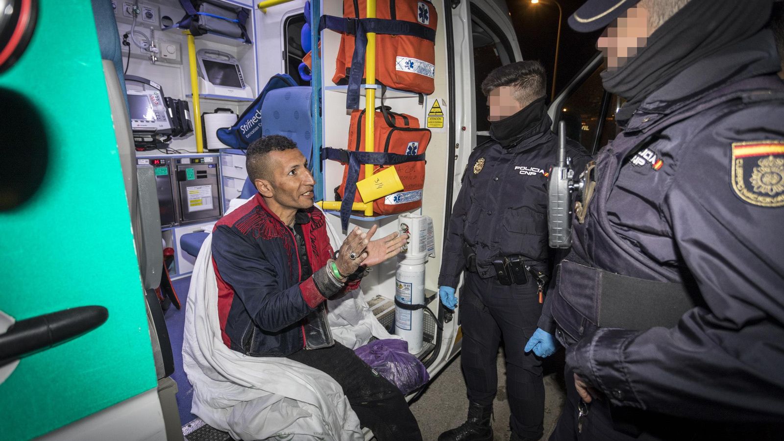 Uno de los migrantes es atendido a su llegada a la playa.