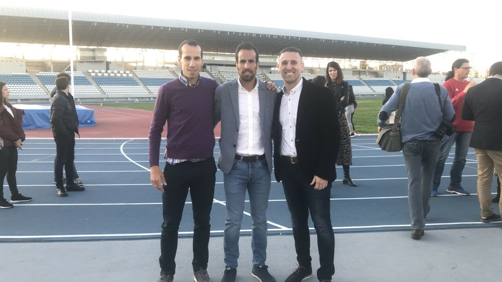 Cortés Medina, Emilio Martín y Diego Moisés Santos, en el estadio Iberoamericano.