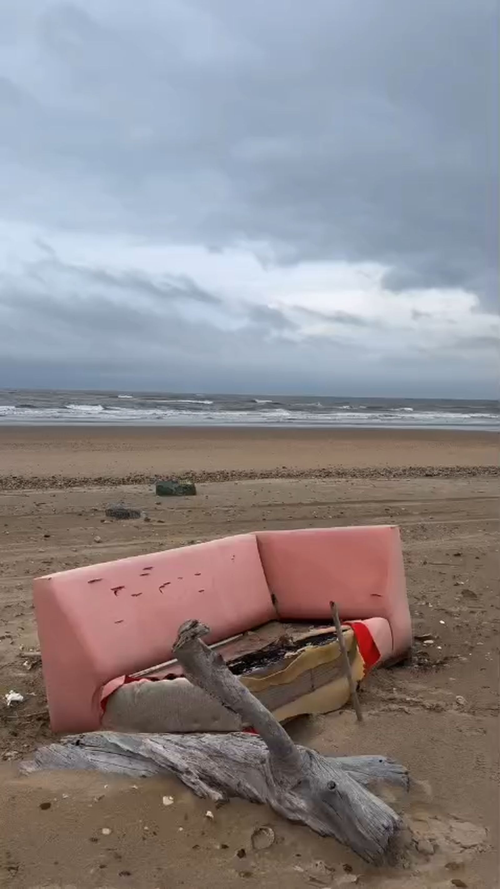 Un sofá aparece en la playa del espigón de Huelva