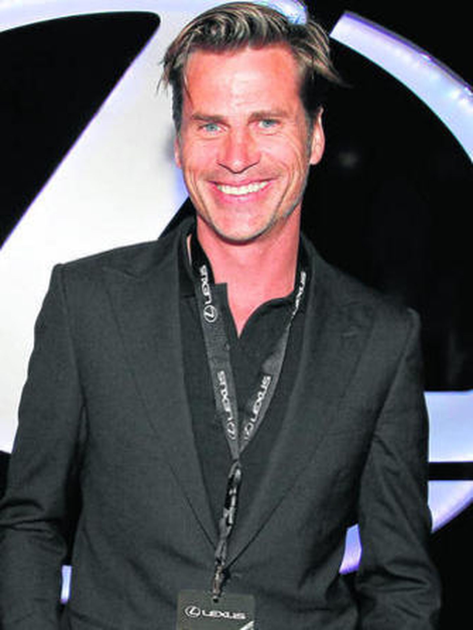 Así de sonriente ha comparecido en Madrid quien fuera esposo de Esther Cañadas.