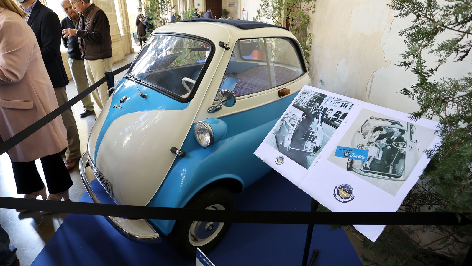 Exposición de motos clásicas en los Claustros