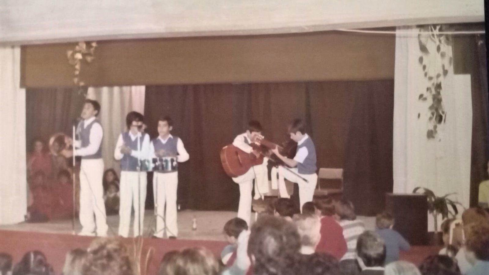 Una de las primeras actuaciones del Grupo Amanacer a principios de los 80