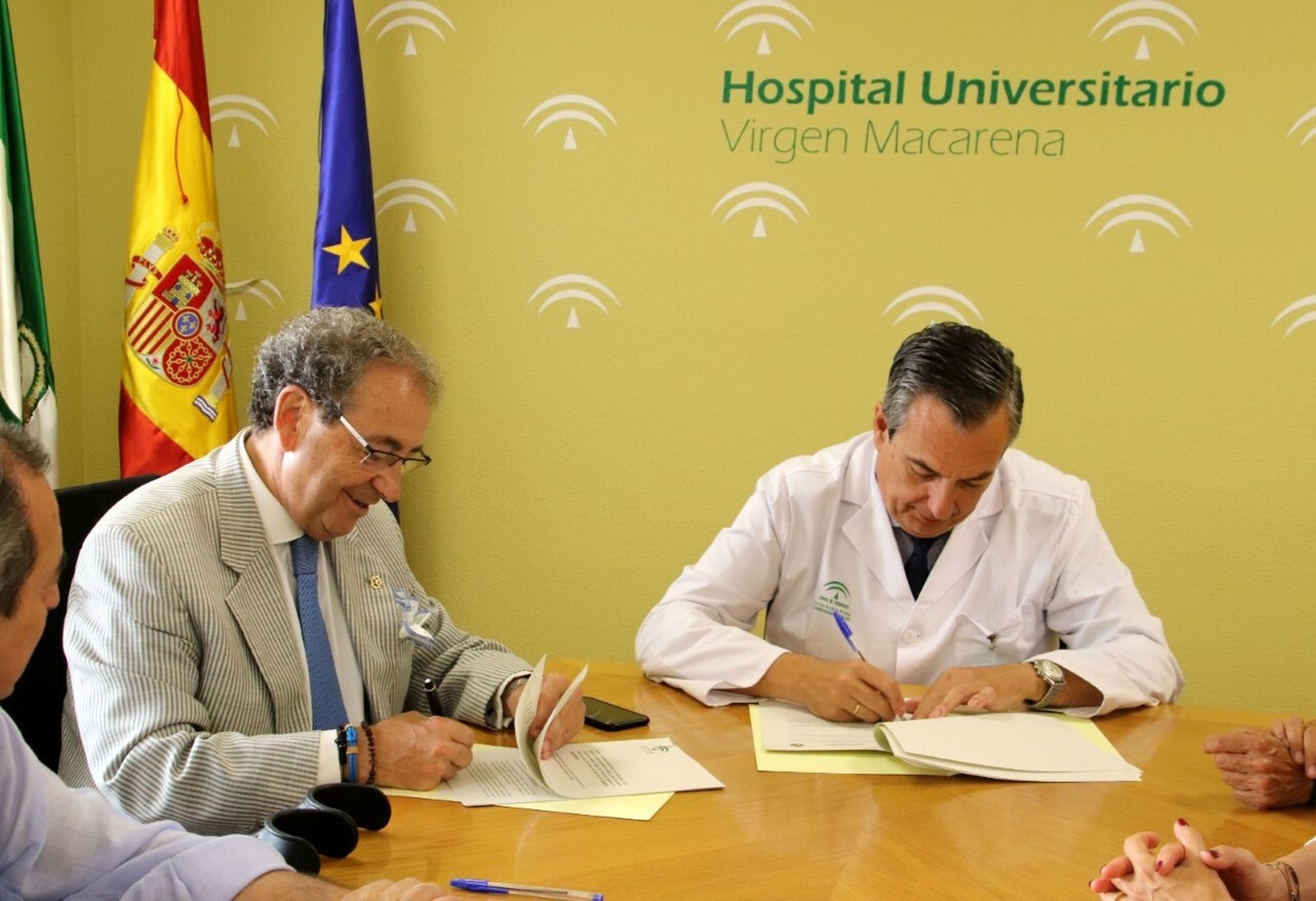 El hermano mayor, José Antonio Fernández Cabrero, y el director gerente del hospital, Francisco Merino, durante la firma del convenio.