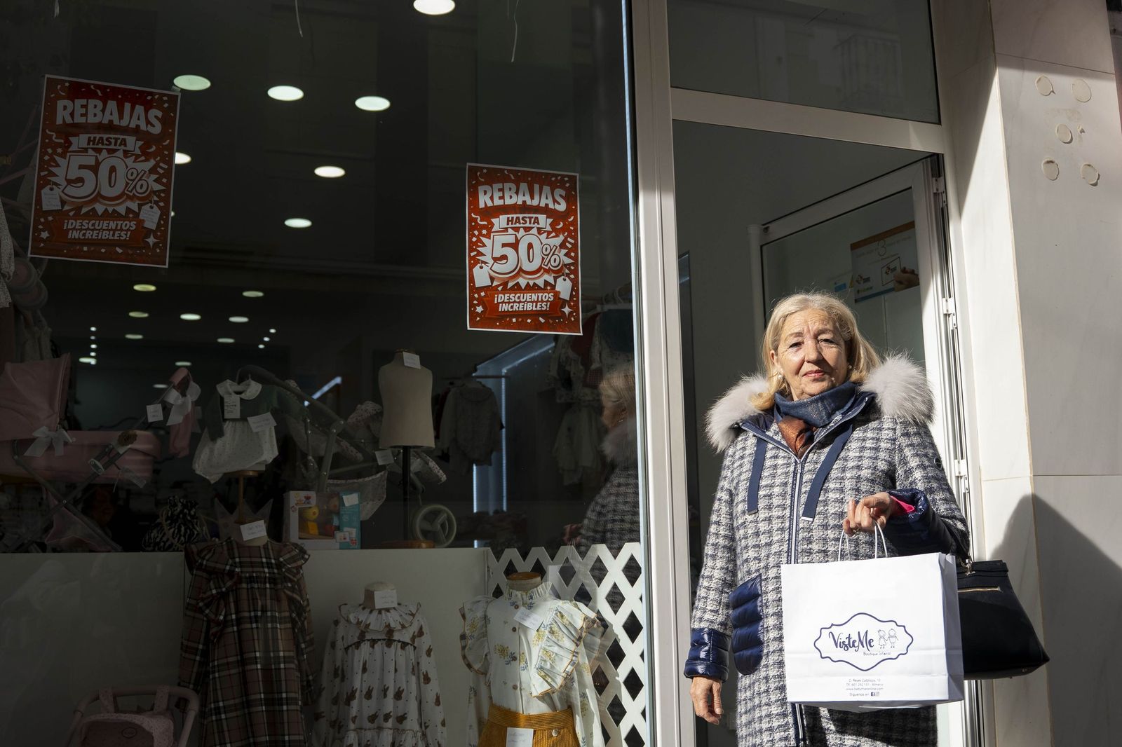 El comienzo de la campaña de rebajas en Almería, en imágenes