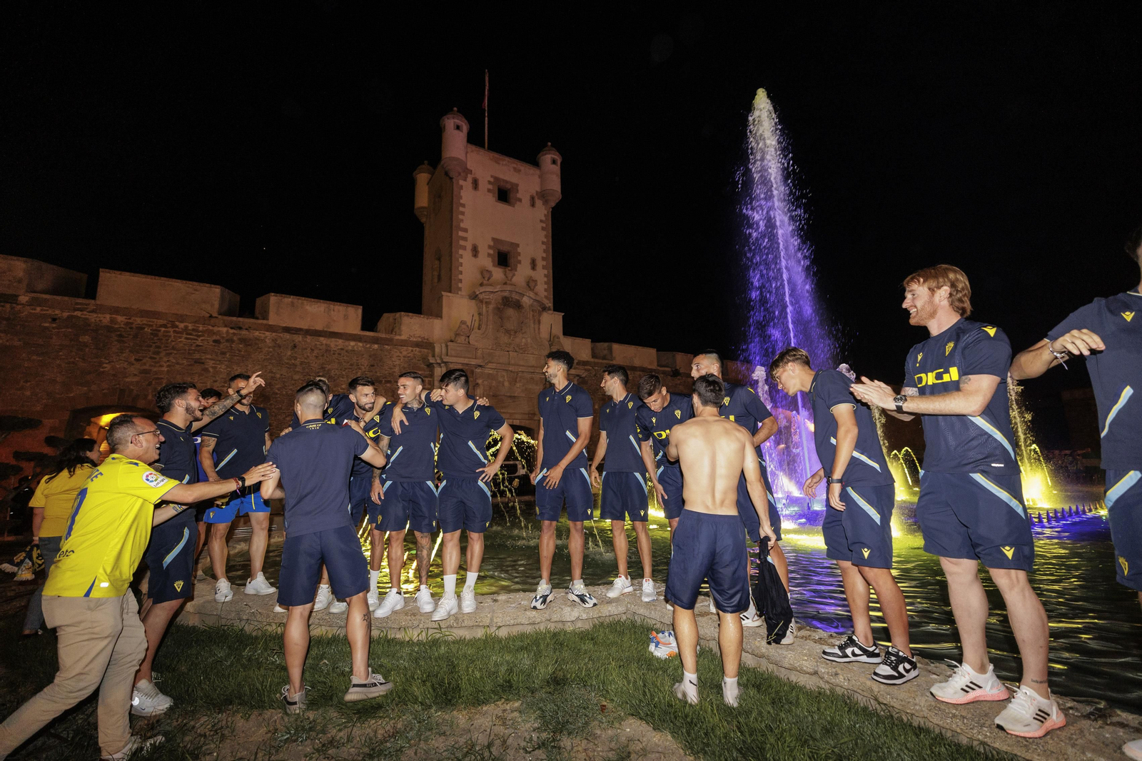 Las imágenes de la afición del Cádiz C.F. celebrando la permanencia en la fuente más cadista