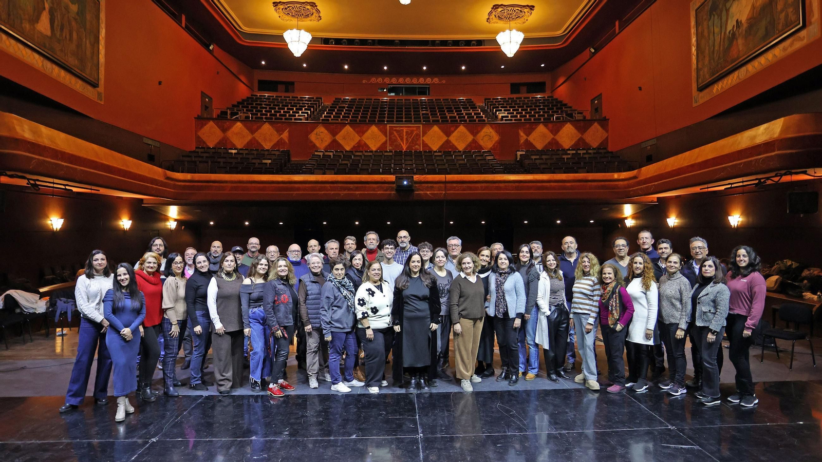 Marta Benítez, en el centro, junto a los componentes del Coro del Teatro Villamarta que participarán en Macbeth, la ópera de Verdi. Marta Benítez, en el centro, junto a los componentes del Coro del Teatro Villamarta que participarán en Macbeth, la ópera de Verdi.