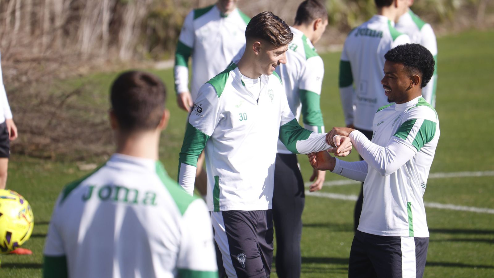 Requena y Dalisson bromean en un entrenamiento del Córdoba CF.