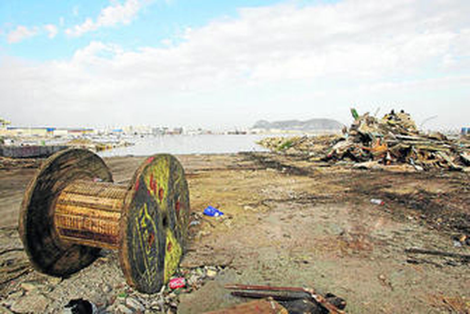 El derribo del antiguo varadero de El Rodeo acerca aún más la dársena de El Saladillo a la ciudad.