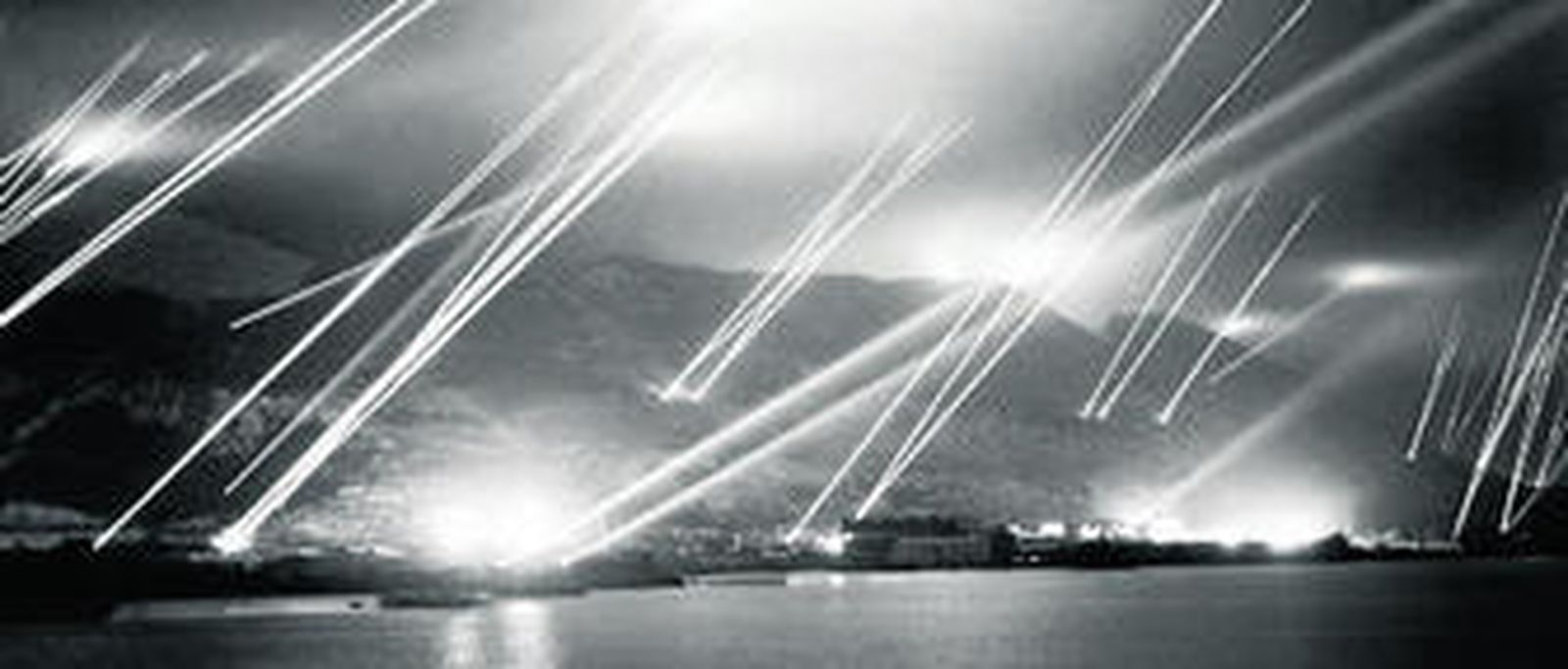 Los focos de la defensa antiaérea del Peñón de Gibraltar en una noche de 1942.