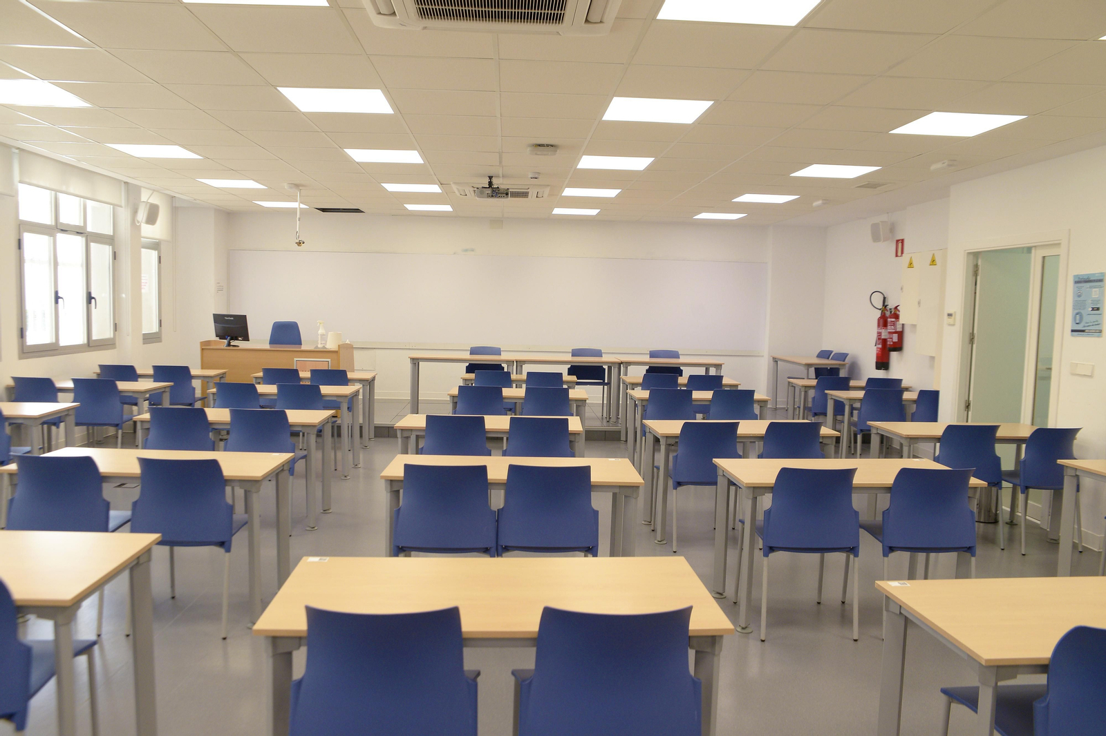 Fotos de las clases de la UCA con las restricciones de la Junta.