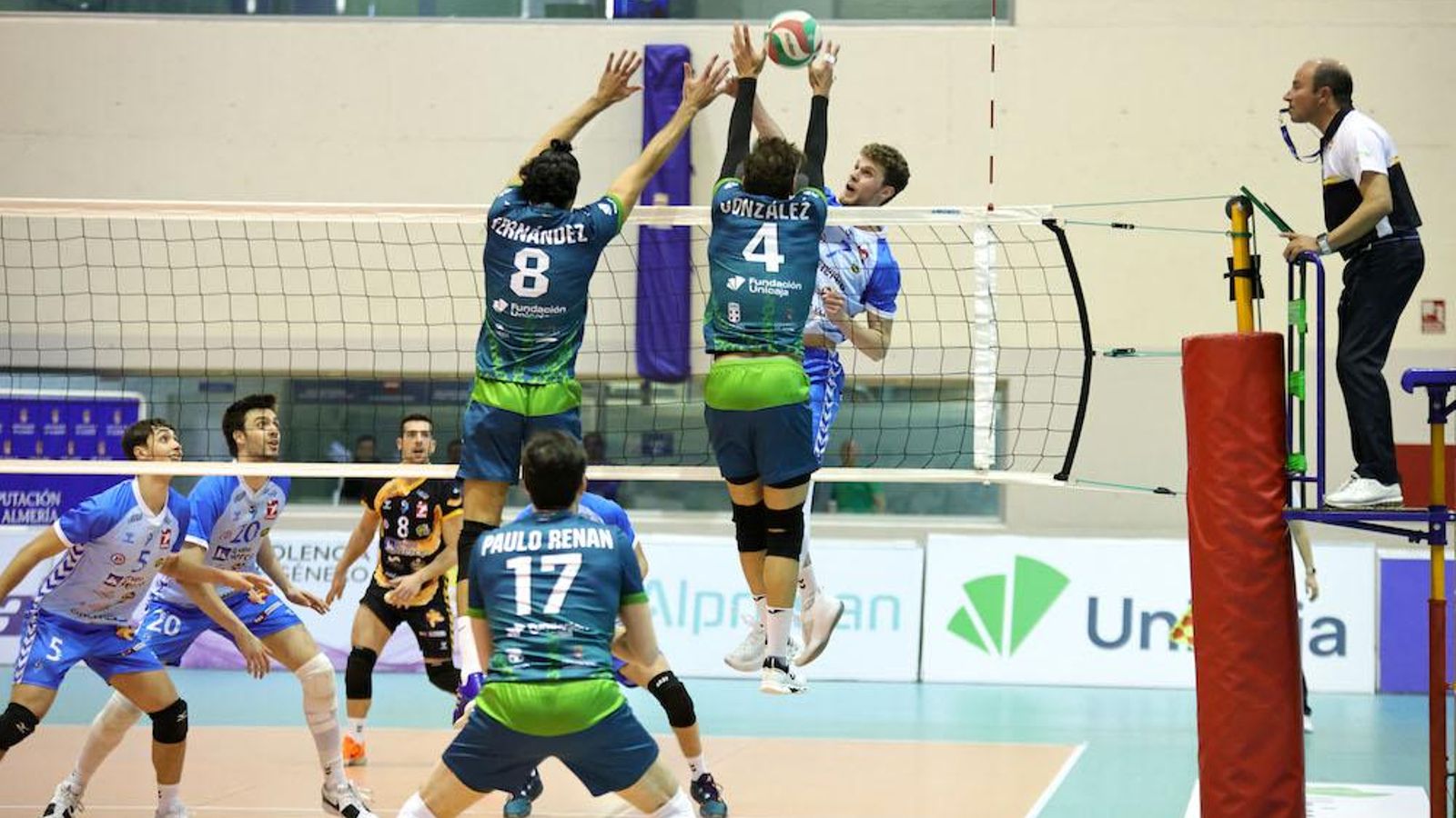 Los ahorradores Jorge Fernández y Juanmi González intentan poner un bloqueo al remate de su rival.