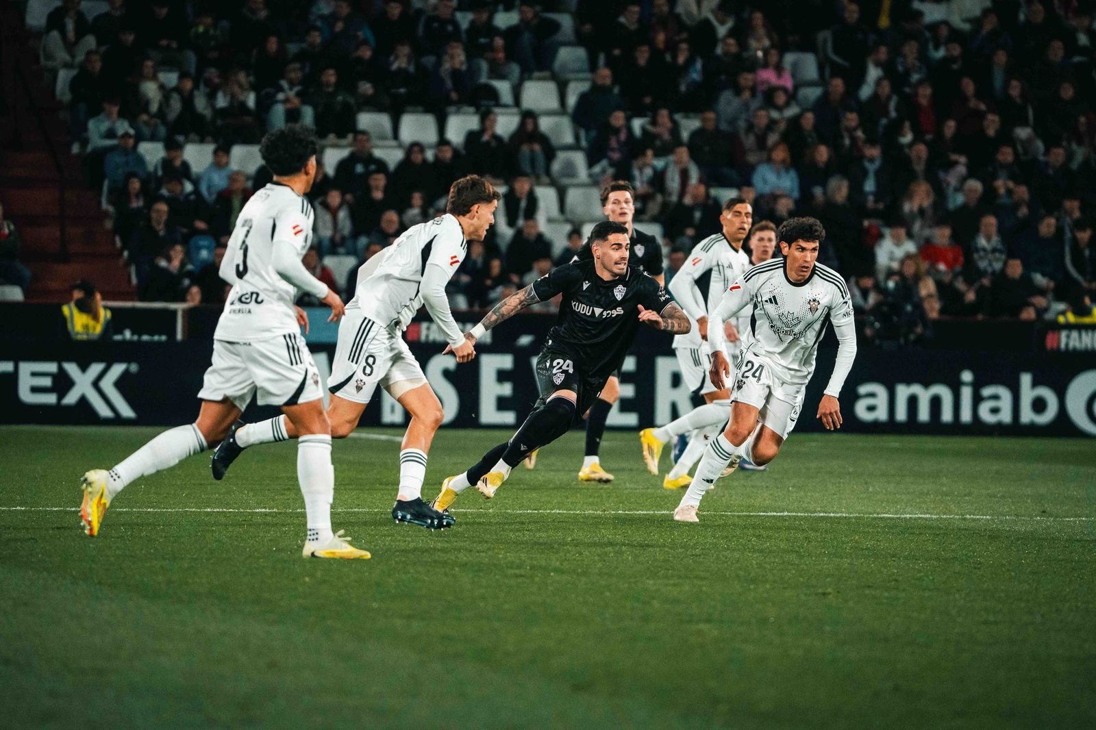 Miguel de la Fuente pugna en carrera por un balón con Vallejo durante una acción del encuentro.