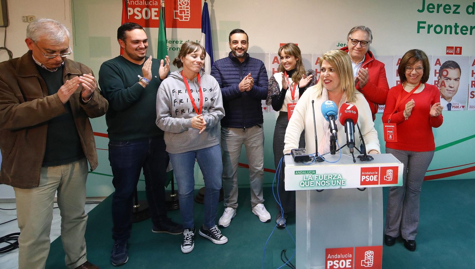 La alcaldesa habla a la militancia anoche en la sede del PSOE.