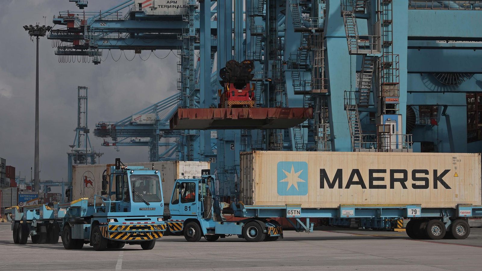 Una cabeza tractora desplaza un contenedor de Maersk en el Puerto de Algeciras. Una cabeza tractora desplaza un contenedor de Maersk en el Puerto de Algeciras.