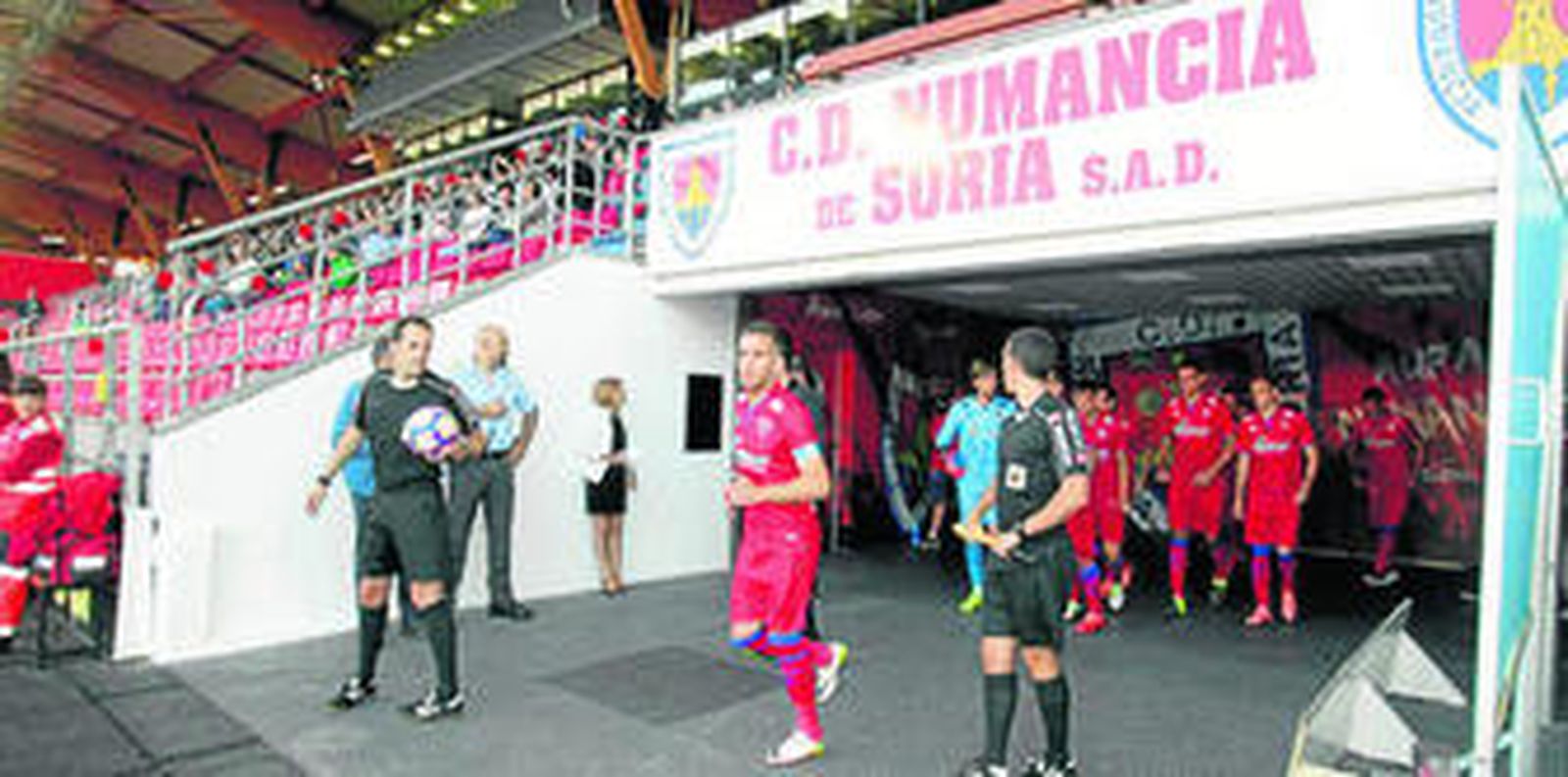 Los jugadores del Numancia, antes de salir por el túnel de vestuarios del coqueto Nuevo Los Pajaritos.