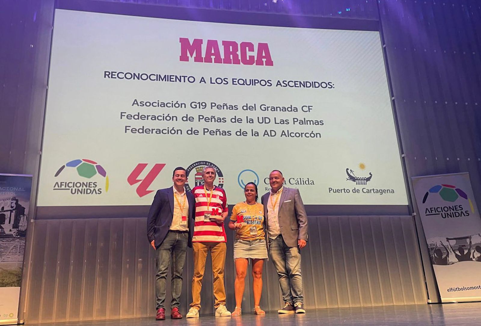 Pepe Varcárcel con el reconocimiento a los ascendidos