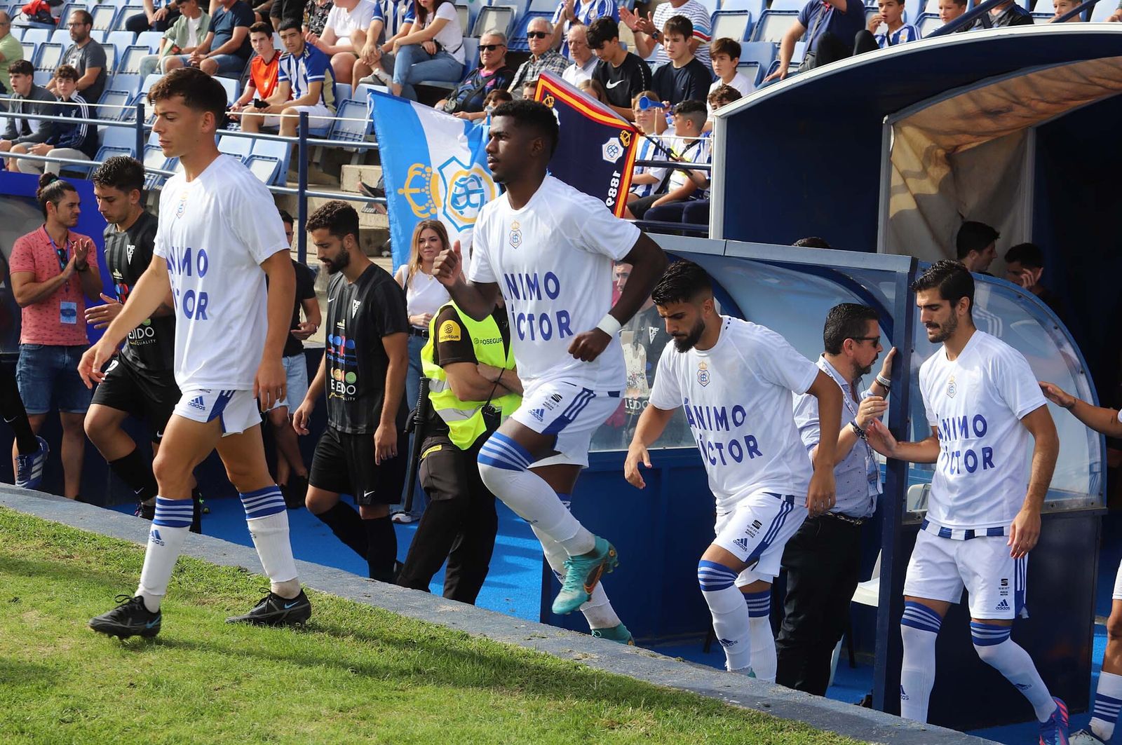 Los jugadores del Recre saltan al césped del Nuevo Colombino.