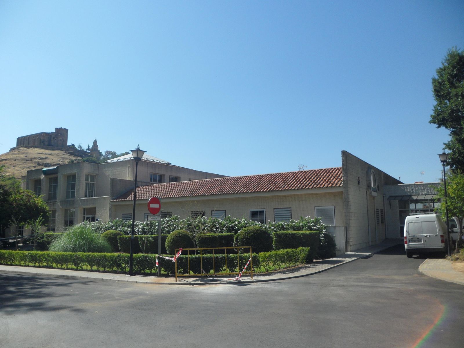 Exterior del centro de salud de Aracena.