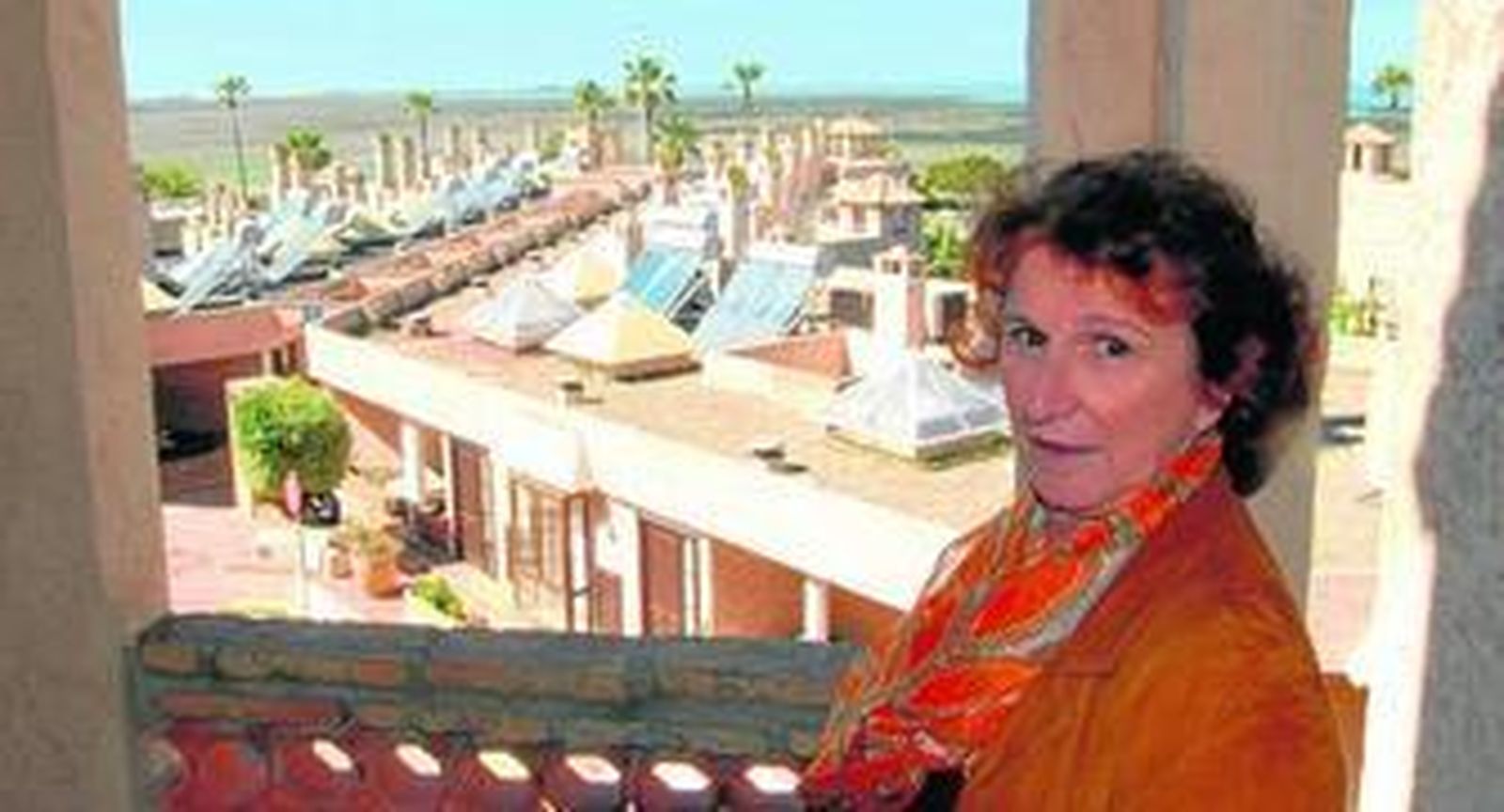 Pilar Azcárate, en el balcón de uno de los edificios del complejo turístico de Bahía Sur.