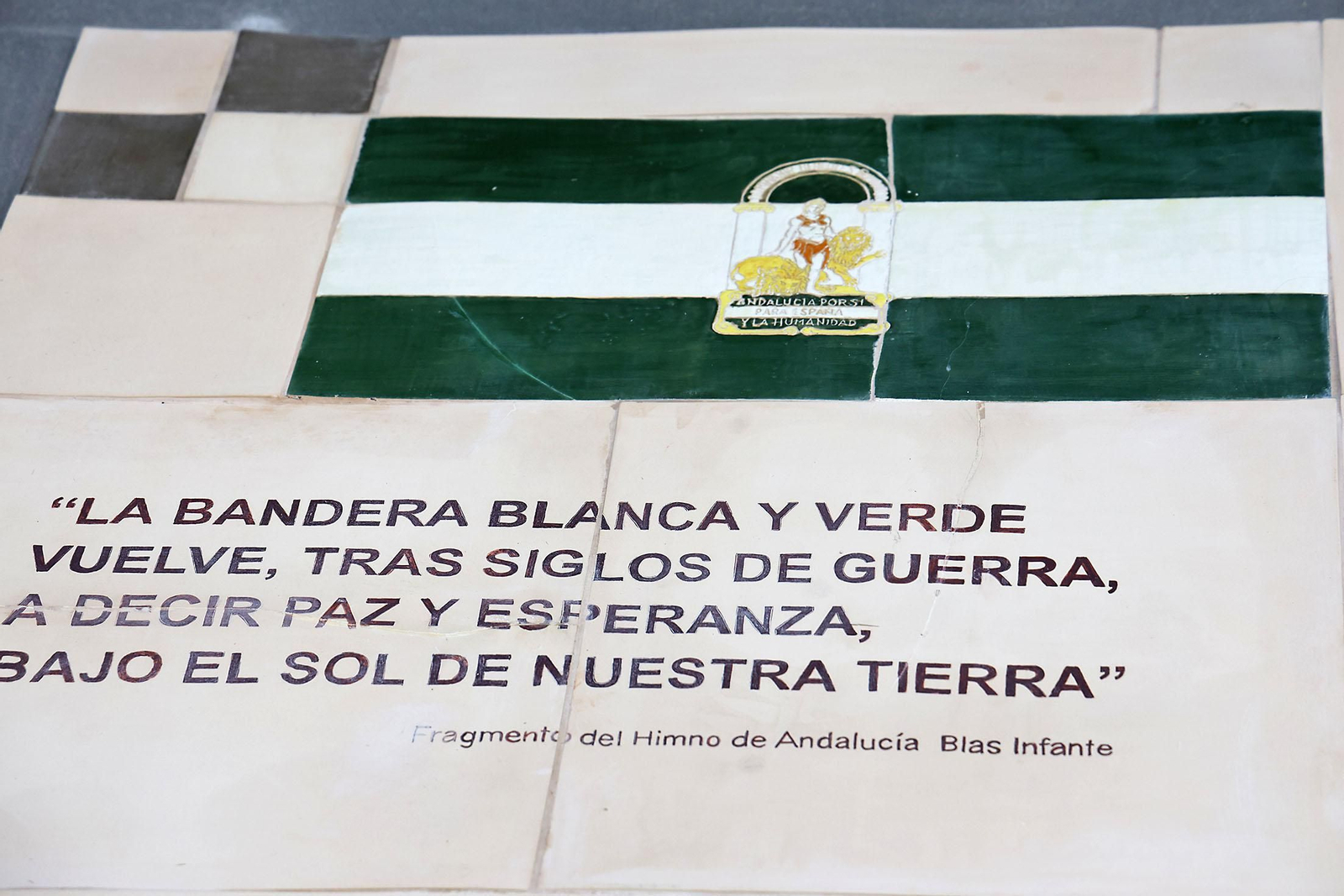 Descubren un azulejo conmemorativo del Día de la Bandera de Andalucía