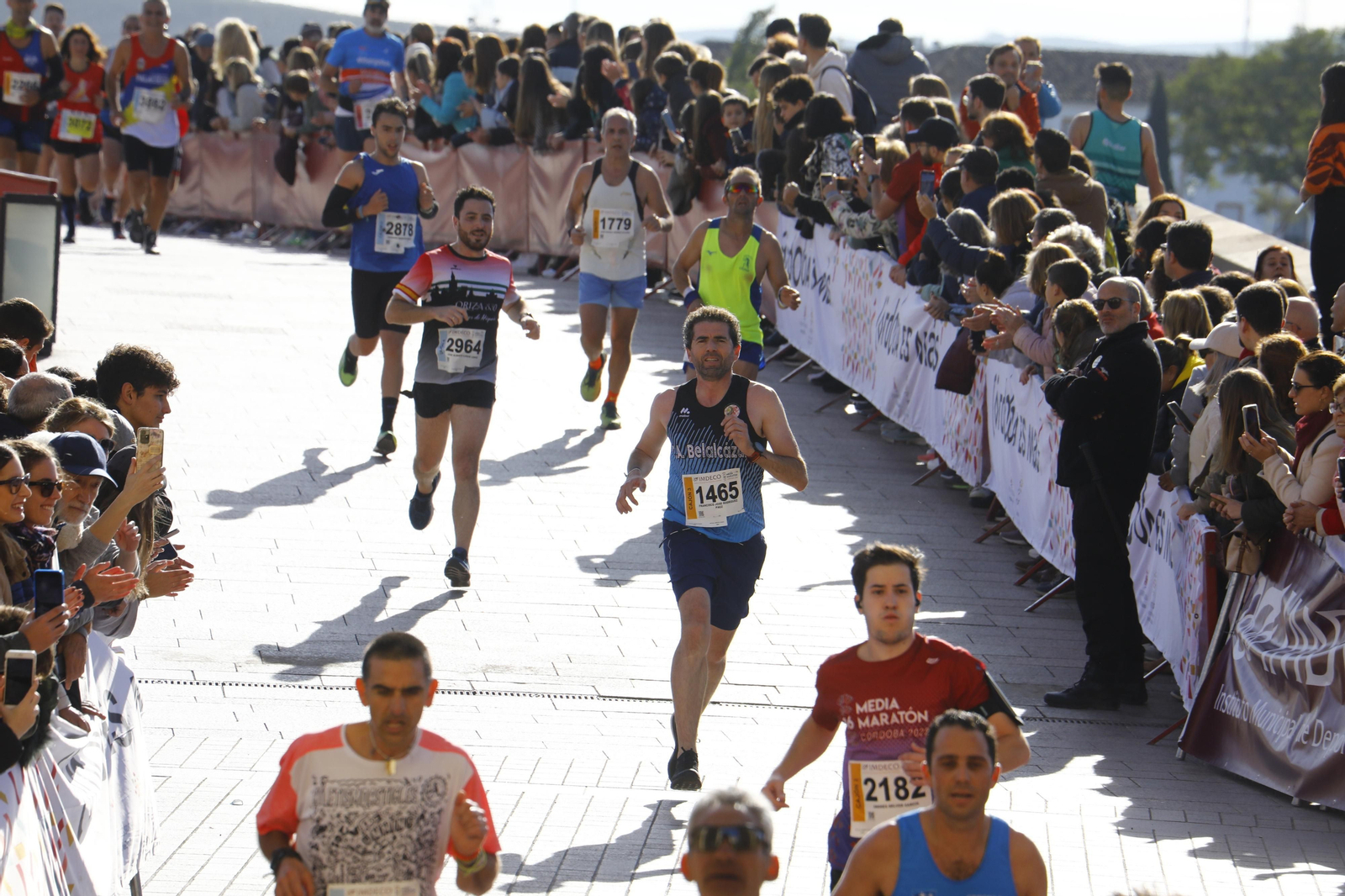 La gloria de cruzar la Puerta del Puente: imágenes de la meta de la 36 Media Maratón de Córdoba