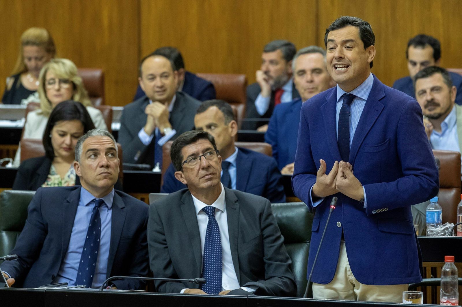 Bajo la atenta mirada de Bendodo y Marín, el presidente Moreno durante su tenso intercambio con Díaz.