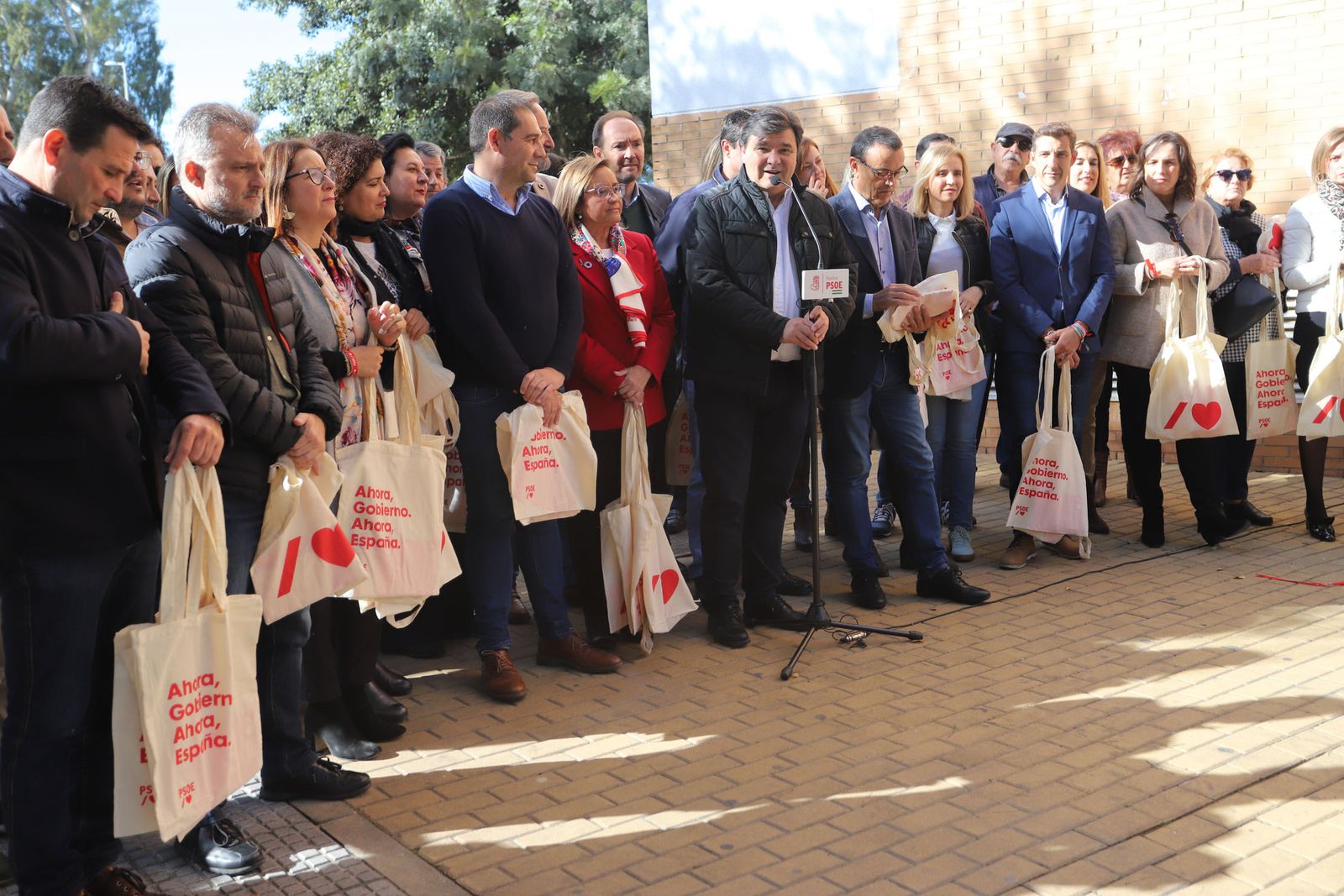 El equipo socialista durante su cierra de campaña en la capital onubense.