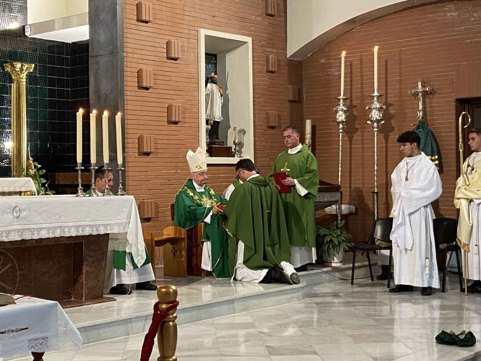 Fotogalería de la toma de posesión de los sacerdotes de Las Viñas, Santiago y San Pedro en Jerez