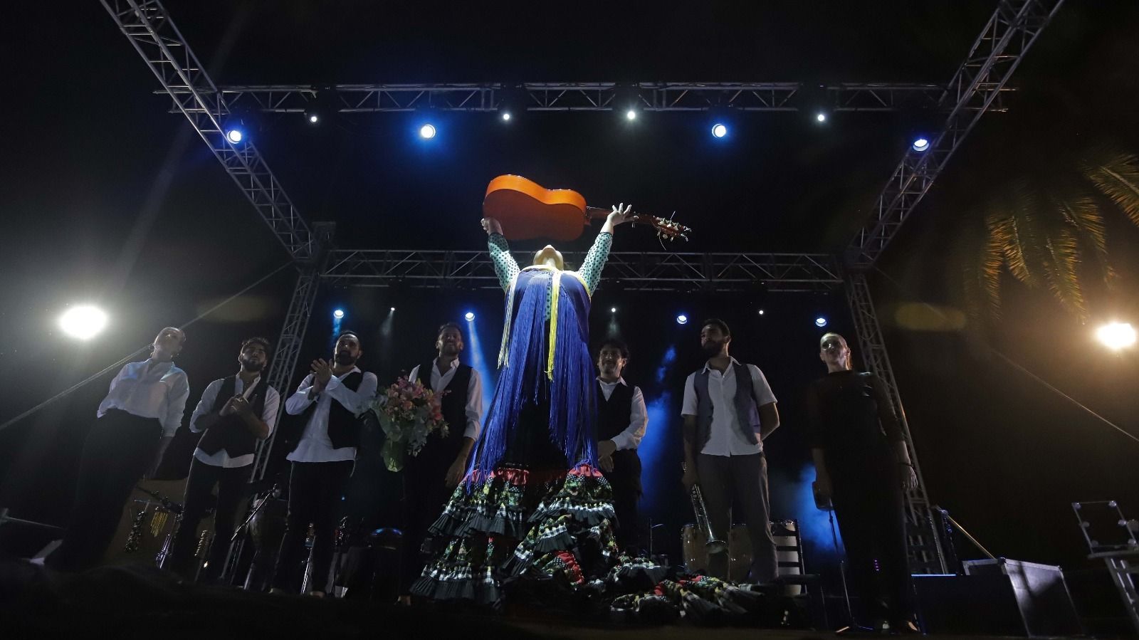 Sabarea, elevando una guitarra al cielo en el final de su actuación