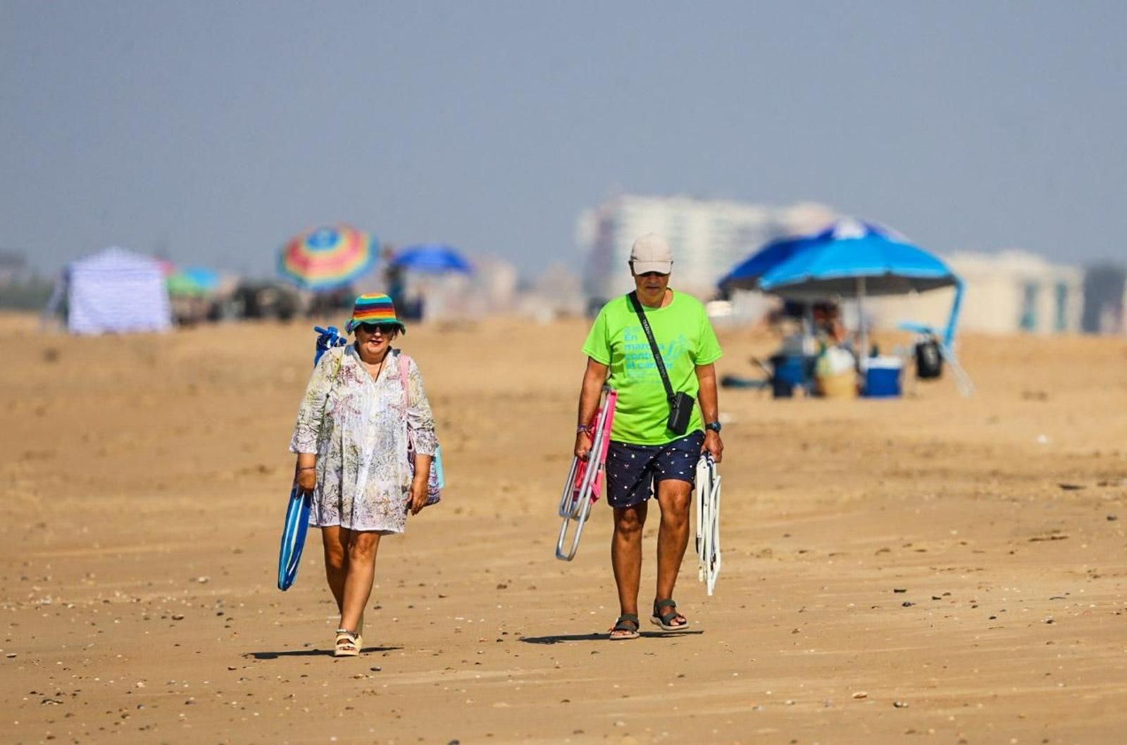 Imágenes de una tranquila mañana en la playa del Espigón de Huelva