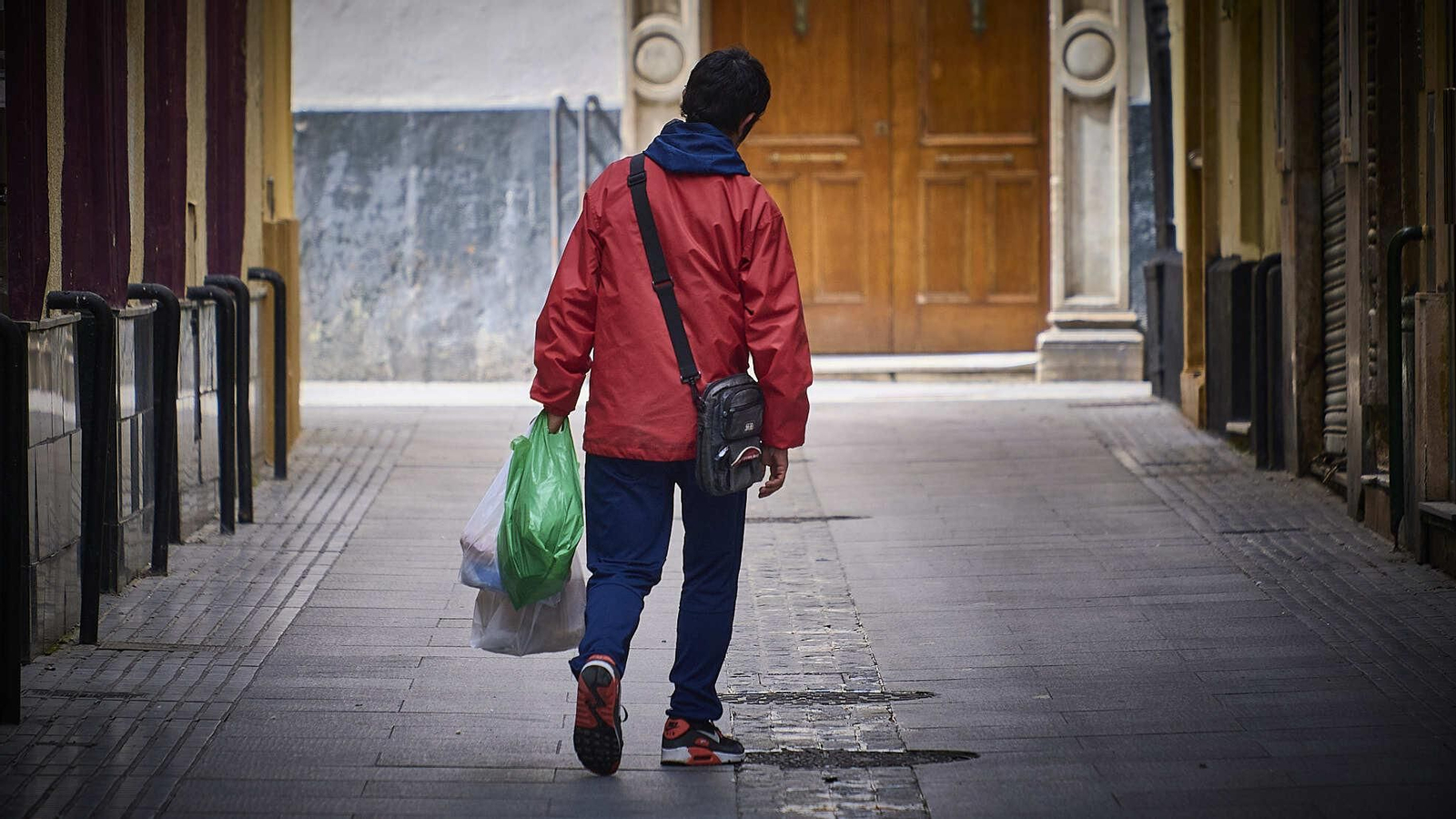Un gaditano, minutos después de recoger una bolsa de comida de una de las muchas instituciones benéficas de la ciudad.