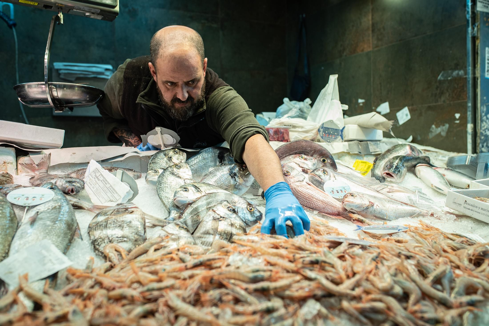 Las últimas compras en el Mercado del Carmen antes de Navidad, en imágenes