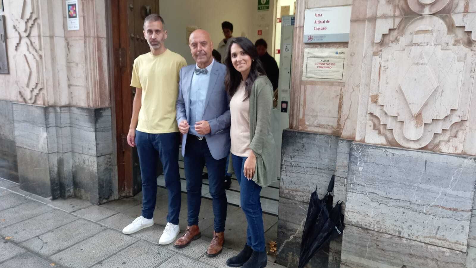 Ángel Ortiz y Antonio Hurtado, junto a la también edil del PSOE Carmen González.