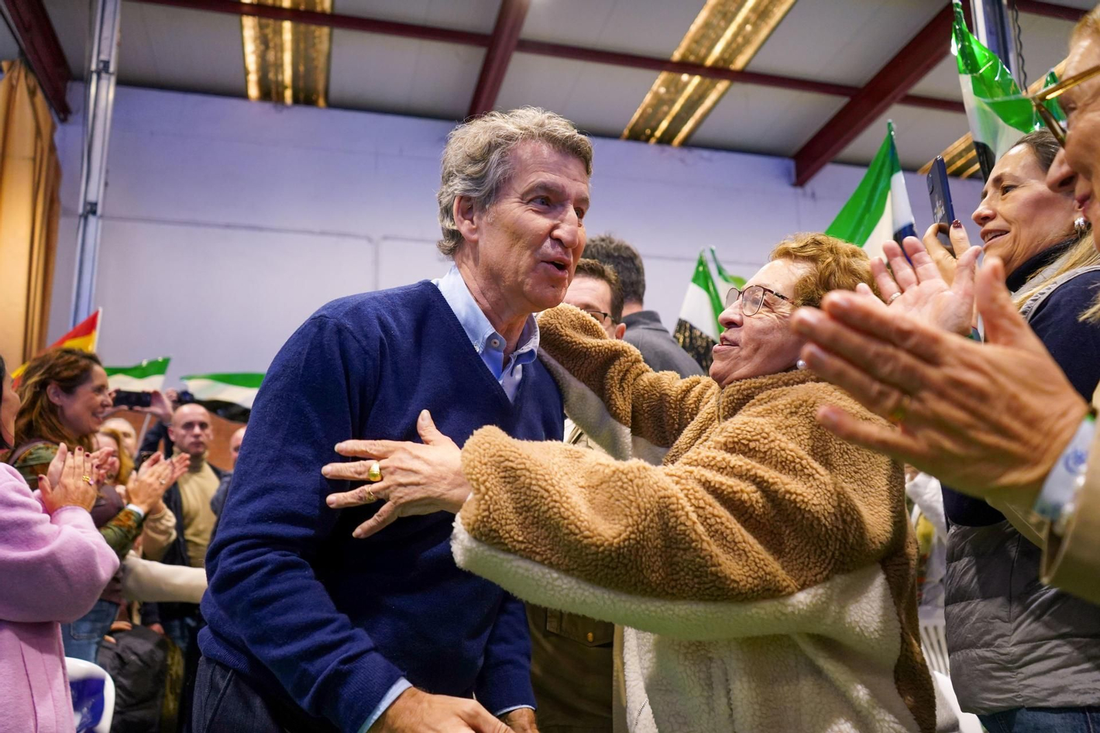 El presidente del Partido Popular, Alberto Núñez Feijóo, durante un acto electoral esta semana en la localidad cacereña de Navalmoral de la Mata.