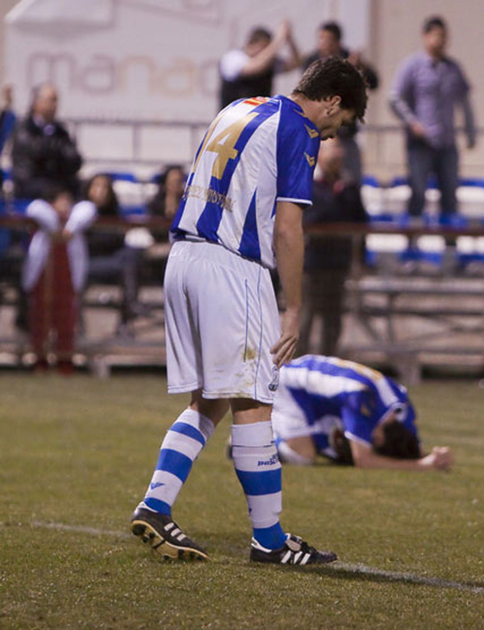 Los jugadores se lamentan tras el gol del Atlético Ciudad.

Foto: LOF