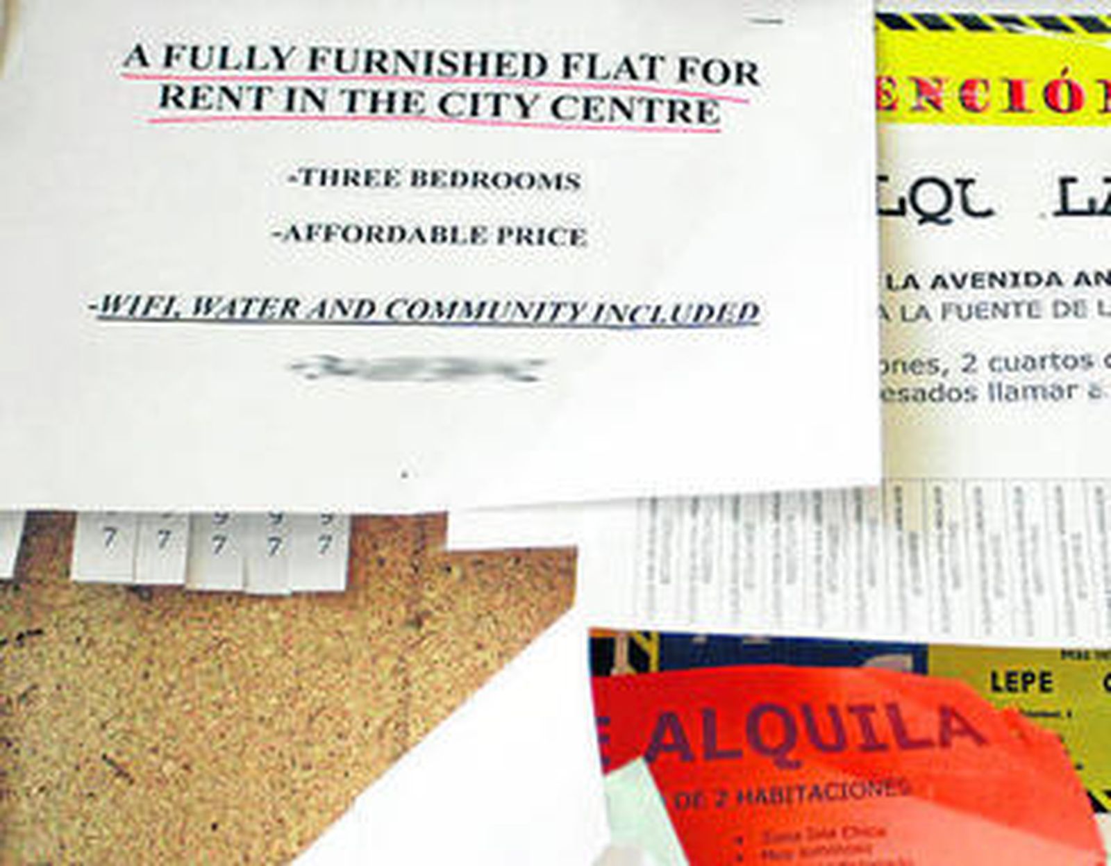 Anuncio en inglés en uno de los tablones de la facultad de la UHU.