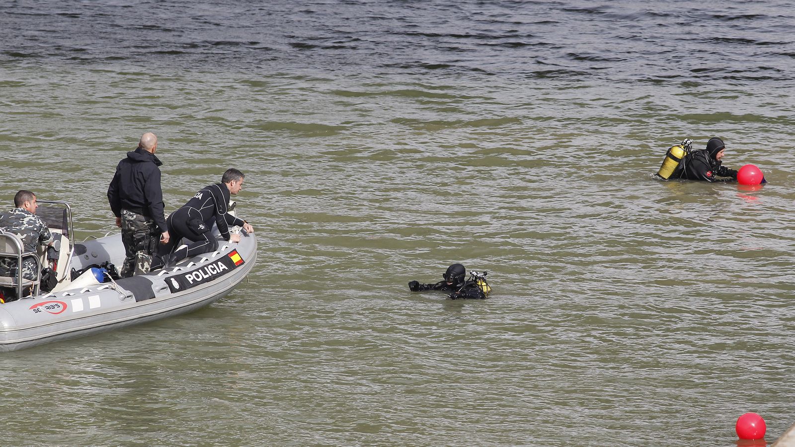 Los buzos del GEO de la Policía Nacional buscan a Marta del Castillo en la dársena.
